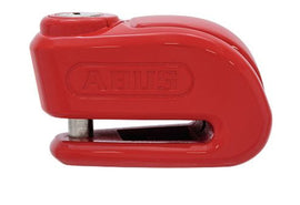 A Trigger Alarm 370 2.0 zárretesze 10 mm-es edzett speciális acéljának köszönhetően sok igénybevételt kibír. A zárszerkezet háza és szerkezeti részei ugyanabból a tartós anyagból készültek. A T-alakú dupla reteszelés megakadályozza a zár szétfeszítésével történő feltörési kísérleteket. Ez a retesz a zárás után keresztben rögzül a zártestben, így határozottan ellenáll a lopási kísérleteknek.
Ezenkívül a Trigger Alarm 370 2.0 féktárcsa-riasztó egy elektronikus riasztóegységgel védi robogóját vagy könnyű motor