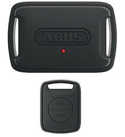 Az Alarmbox RC egy innovatív, ütés- és mozgásérzékeny 3D riasztóegység a kerékpárjához.
Az Alarmbox sorozat a mechanikus biztonság tökéletes kiegészítője. Legyen szó kerékpárról, rollerről, babakocsiról, szerszámról, grillsütőről: a felhasználási lehetőségek sokoldalúak. Az Alarmbox RC könnyen felszerelhető, és a távirányítóval kényelmesen aktiválható és deaktiválható – igazi hozzáadott előny. Egyetlen távirányítóval akár egyszerre több Alarmboxot is működtethet. A 100 dB hangerejű riasztórendszer csak a fo