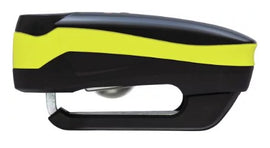 Rázkódás és a legkisebb mozgás esetén a 3D pozícióérzékelésnek köszönhetően mindez 15 másodpercig tart. A 15 másodperc letelte után a Detecto 7000 RS1 automatikusan újra beélesített állapotba kerül.
A Detecto 7000 RS1 az ellenállóerő dolgában sem vall szégyent: a csapok, a ház, és a reteszelő mechanika teherviselő alkatrészei speciálisan edzett acélból készülnek. A zár kódolt, megfordítható kulcsos, első osztályú ABUS zárbetéttel rendelkezik.