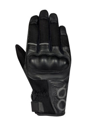 Hálós nyári kesztyű 3D Mesh és kecskebőr betétekkel.
Bütyökvédő protektor.
Megerősített tenyér rész.
Sensor System érintőképernyő kompatibilitás.
Csúszásgátló bevonattal ellátott tenyér.

Csuklónál szűkíthető.
Rövid kialakítás.
Fényvisszaverő betétek.
Repreve® 100%-ig újrahasznosított hálós bélés.
Homologizáció: EN 13594: 2015.