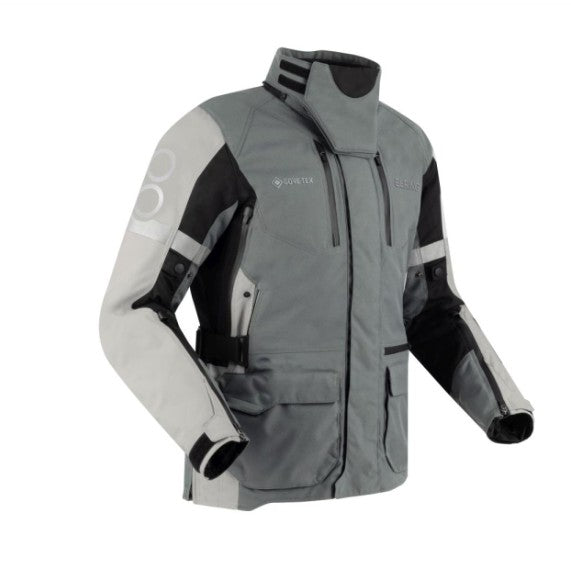 Cordura by Invista külsőrész.
100%-ig vízálló és lélegző Gore-Tex membrán.
Kicipzározható Shelltech Mega thermobélés, mely kabátként is viselhető.
Állítható magasságú OMEGA CE könyökprotektor.
OMEGA CE vállprotektor.
Gerincprotektor zseb.
Nadrággal összecipzározható.
ADS: Cipzárral állítható szellőzők.
Alkar zseb.
Lecipzározható gallér.
5 külső zseb.
Pénztárca zseb.
2 belső zseb.
Cipzárral állítható csukló rész.
Reflektív betétek.
Oldal cipzár.
Állítható derék.
Nagy méretű hátsó zseb.
Fitex System: pánttal 