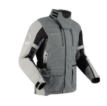 Load image into Gallery viewer, Cordura by Invista külsőrész.
100%-ig vízálló és lélegző Gore-Tex membrán.
Kicipzározható Shelltech Mega thermobélés, mely kabátként is viselhető.
Állítható magasságú OMEGA CE könyökprotektor.
OMEGA CE vállprotektor.
Gerincprotektor zseb.
Nadrággal összecipzározható.
ADS: Cipzárral állítható szellőzők.
Alkar zseb.
Lecipzározható gallér.
5 külső zseb.
Pénztárca zseb.
2 belső zseb.
Cipzárral állítható csukló rész.
Reflektív betétek.
Oldal cipzár.
Állítható derék.
Nagy méretű hátsó zseb.
Fitex System: pánttal 