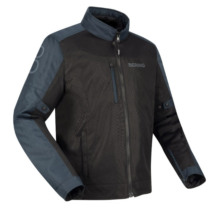 Vízállóság: BWTECH Super kivehető membrán

Anyag: textil, Ripstop (100% újrahasznosított poliészter), Hard Mesh (100%
újrahasznosított poliészter)

Szabás: Regular Fit, egyenes vonalvezetés
(ajánlott egy mérettel nagyobbat választani a megszokottnál)

Szezon: egész éves

Külső anyag: poliészter/PU (80%), poliészter (20%)

Fix bélés: poliészter (90%), nylon/PU (10%)

Hőszabályozás: kivehető SHELLTECH Super hőbélés

Kényelmi funkciók: 3 külső zseb, 2 belső zseb, pénztárcazseb, cipzáras mandzsetták, derékszűkí