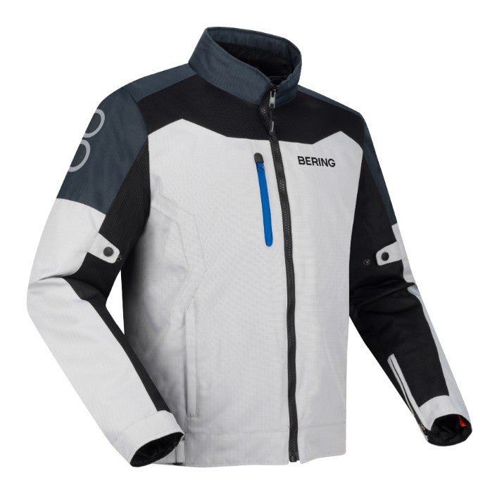 Vízállóság: BWTECH Super kivehető membrán

Anyag: textil, Ripstop (100% újrahasznosított poliészter), Hard Mesh (100%
újrahasznosított poliészter)

Szabás: Regular Fit, egyenes vonalvezetés
(ajánlott egy mérettel nagyobbat választani a megszokottnál)

Szezon: egész éves

Külső anyag: poliészter/PU (80%), poliészter (20%)

Fix bélés: poliészter (90%), nylon/PU (10%)

Hőszabályozás: kivehető SHELLTECH Super hőbélés

Kényelmi funkciók: 3 külső zseb, 2 belső zseb, pénztárcazseb, cipzáras mandzsetták, derékszűkí