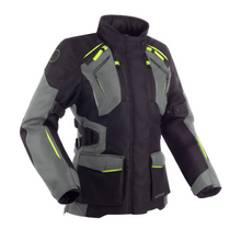 Load image into Gallery viewer, Fibretech 600D és Armex külsőrész.

100%-ig vízálló és lélegző BWTECH Classic vízálló membrán.

Kicipzározható Shelltech Super thermobélés.

Állítható magasságú OMEGA CE könyökprotektor.

OMEGA CE vállprotektor.

Hood space system: elrejthető kapucni.

Hálós nyári bélés.

Karban és derékban szűkíthető.

ADS: Cipzárral szabályozható szellőzők.

Fényvisszaverő betétekkel.

Több külső és belső zsebbel.