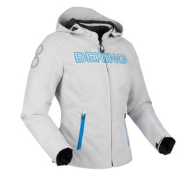 Vízálló átmeneti kabát.
100%-ig újrahasznosított poliészterből készült Fibretech 600D külsőrész.
BWTECH Classic vízálló membrán.
SHELLTECH Classic kicipzározható thermo bélés.
Kivehető ALPHA CE EN1621-1 level 1 könyök és váll protektorok.
Gerincprotektor zseb.
2 külső zseb.
2 belső zseb.
Pénztárca zseb.
Levehető kapucni.
Fényvisszaverő betétek.
Cipzárral állítható csukló rész.
Állítható csípő rész.
Magasított gallér.
Övhöz vagy övbújtatóhoz rögzíthető.
Állítható könyökprotektor zseb.
A kabát lélegzőképesség