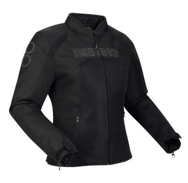 3 rétegű 4 évszakos kabát.
100%-ig újrahasznosított poliészterből készült Ripstop külsőrész, Hard Mesh betétekkel.
BWTECH Super kicipzározható vízálló membrán.
SHELLTECH Super kicipzározható thermo bélés.
Kivehető ALPHA CE EN1621-1 level 1 könyök és váll protektorok.
Gerincprotektor zseb.
2 külső zseb.
2 belső zseb.
Pénztárca zseb.
Fényvisszaverő betétek.
Cipzárral állítható csukló rész.
Állítható csípő rész.
Dupla elülső cipzár.
Nadrággal összecipzározható.
Állítható könyökprotektor zseb.
A kabát lélegzőké