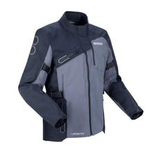 Load image into Gallery viewer, Laminált külső rész.
100%-ig vízálló és lélegző BWTECH Mega membrán.
Kicipzározható Shelltech Super thermobélés.

Kivehető ALPHA CE EN1621-1 level 1 könyök és váll protektorok.

Gerincprotektor zseb.

Pulse Air System.

Fitex System: pánttal testreszabható kialakítás.

Anti-beat system az ujjaknál.

Hátsó zseb.

3 külső zseb.

2 belső zseb.

Pénztárca zseb.

Fényvisszaverő betétek.

Állítható csípő rész.

Cipzárral állítható csukló rész.

Állítható könyökprotektor zseb.

Nadrággal összecipzározható.

Oldals