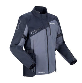 Laminált külső rész.
100%-ig vízálló és lélegző BWTECH Mega membrán.
Kicipzározható Shelltech Super thermobélés.

Kivehető ALPHA CE EN1621-1 level 1 könyök és váll protektorok.

Gerincprotektor zseb.

Pulse Air System.

Fitex System: pánttal testreszabható kialakítás.

Anti-beat system az ujjaknál.

Hátsó zseb.

3 külső zseb.

2 belső zseb.

Pénztárca zseb.

Fényvisszaverő betétek.

Állítható csípő rész.

Cipzárral állítható csukló rész.

Állítható könyökprotektor zseb.

Nadrággal összecipzározható.

Oldals