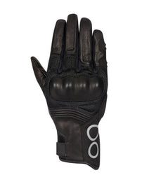 Hálós nyári kesztyű kecskebőr és Lycra betétekkel.
Bütyökvédő protektor.
Megerősített tenyér és oldalsó rész.
Sensor System érintőképernyő kompatibilitás.
Csúszásgátló bevonattal ellátott tenyér.
Csuklónál szűkíthető.
Extra párnázás a sajkacsontnál.
Rövid kialakítás.
Fényvisszaverő betétek.
Repreve® 100%-ig újrahasznosított hálós bélés.
Homologizáció: EN 13594: 2015.