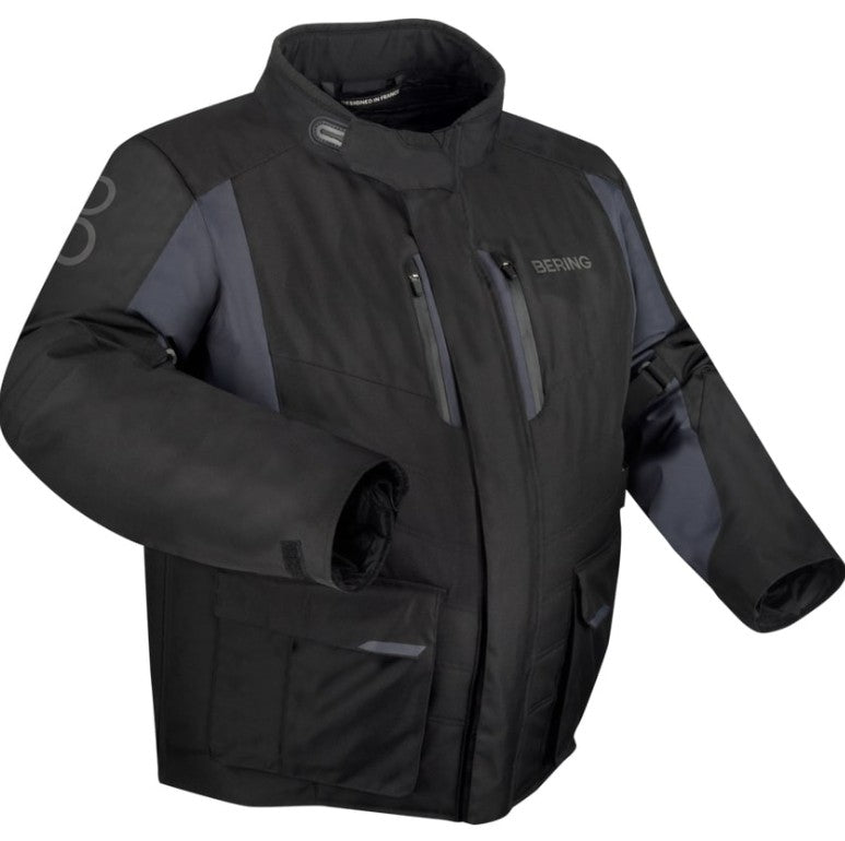 Textil: Fibre Tech 600D.
100%-ig vízálló és lélegző BWTECH Classic membrán.
Kivehető és állítható CE level 1 könyökprotektorok.
Kivehető CE level 1 vállprotektorok.
Gerincprotektor zseb.
Anti-Flap rendszer az ujjakon.
ADS System.
2 külső zseb.
Tárca zseb.
2 belső zseb.
Oldalsó bővítő cipzárak.
Állítható, nyomógombos gallér.
Emelt gallér.
Állítható csuklórögzítés.
Állítható derékrögzítés.
Fényvisszaverő betétek.
Fix hálós bélés 100% REPREVE® újrahasznosított poliészter szálakbólkészült hálós bélés REPREVE® U