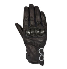 Kecskebőr nyári kesztyű Lycra betétekkel.
Carbon bütyökvédő protektor.
Megerősített tenyér és oldalsó rész.
Sensor System érintőképernyő kompatibilitás.
Csúszásgátló bevonattal ellátott tenyér.
Csuklónál szűkíthető.
Extra párnázás a sajkacsontnál.
Rövid kialakítás.
Fényvisszaverő betétek.
Repreve® 100%-ig újrahasznosított hálós bélés.
Homologizáció: EN 13594: 2015.