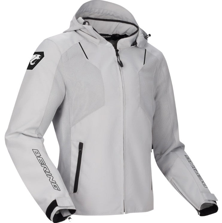 Anyag: Textil, Hard Mesh (100% újrahasznosított poliészter), Fibretech 600D

Szabás: Body Fit (karcsúsított, testhezálló; ajánlott egy számmal nagyobb méret választása)

Szezon: Nyár
Külső anyag: Poliészter/PU (55%), Poliészter (45%)

Fix bélés: Poliészter (90%), Nylon/PU (10%)
Kényelmi funkciók: 2 külső zseb, belső zseb, vízálló pénztárcazseb, cipzáras mandzsetták, derékszűkítés, levehető kapucni, kabát/nadrág csatlakozó cipzár, állítható könyökprotektor zseb, magasított gallér

Fő védelem: kivehető CE kön