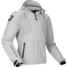 Load image into Gallery viewer, Anyag: Textil, Hard Mesh (100% újrahasznosított poliészter), Fibretech 600D

Szabás: Body Fit (karcsúsított, testhezálló; ajánlott egy számmal nagyobb méret választása)

Szezon: Nyár
Külső anyag: Poliészter/PU (55%), Poliészter (45%)

Fix bélés: Poliészter (90%), Nylon/PU (10%)
Kényelmi funkciók: 2 külső zseb, belső zseb, vízálló pénztárcazseb, cipzáras mandzsetták, derékszűkítés, levehető kapucni, kabát/nadrág csatlakozó cipzár, állítható könyökprotektor zseb, magasított gallér

Fő védelem: kivehető CE kön
