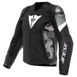 Az Avro 5 a Dainese motoros dzsekije, amelyet a MotoGP™ versenyzők öltönyei ihlettek, minden olyan motoros számára, aki szereti a sportos országúti vezetést. A finom Tutu marhabőrből készült ruha S1 szövetből és Microelastic 2.0 anyagból készült sztreccsbetétekkel büszkélkedhet , amelyek kiváló illeszkedést, kényelmet és mozgásszabadságot biztosítanak

1 belső vízálló zseb
2 külső zseb
EN 17092 AA tanúsítvánnyal rendelkező motoros ruha
Zseb a dupla mellkasvédőnek
Zseb