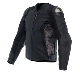 Az Avro 5 a Dainese motoros dzsekije, amelyet a MotoGP™ versenyzők öltönyei ihlettek, minden olyan motoros számára, aki szereti a sportos országúti vezetést. A finom Tutu marhabőrből készült ruha S1 szövetből és Microelastic 2.0 anyagból készült sztreccsbetétekkel büszkélkedhet , amelyek kiváló illeszkedést, kényelmet és mozgásszabadságot biztosítanak

1 belső vízálló zseb
2 külső zseb
EN 17092 AA tanúsítvánnyal rendelkező motoros ruha
Zseb a dupla mellkasvédőnek
Zseb