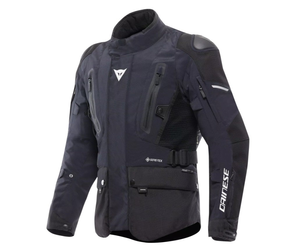 GORE-TEX ePE vízálló membrán: kiváló víz- és szélvédelem, miközben megtartja a légáteresztést – ideális esős, hűvös túranapokra.
Levehető thermo bélés: lehetővé teszi a hőszabályozást hidegebb körülmények között, a bélés külön kabátként is viselhető.
Pro-Armor Level 2 protektorok a könyöknél és vállaknál, erősített válltáblákkal a magasabb biztonságért.
AA minősítésű EN 17092-3 kabát motorosok számára, amely megfelel a Dainese szigorú védelmi előírásainak.
Pockets a gerinc- és mellkasprotektoroknak, valamin
