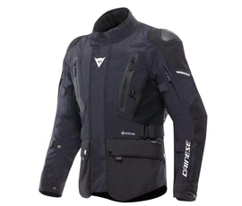 GORE-TEX ePE vízálló membrán: kiváló víz- és szélvédelem, miközben megtartja a légáteresztést – ideális esős, hűvös túranapokra.
Levehető thermo bélés: lehetővé teszi a hőszabályozást hidegebb körülmények között, a bélés külön kabátként is viselhető.
Pro-Armor Level 2 protektorok a könyöknél és vállaknál, erősített válltáblákkal a magasabb biztonságért.
AA minősítésű EN 17092-3 kabát motorosok számára, amely megfelel a Dainese szigorú védelmi előírásainak.
Pockets a gerinc- és mellkasprotektoroknak, valamin