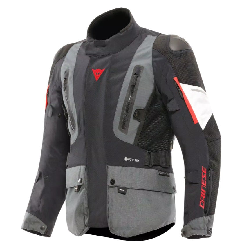 GORE-TEX ePE vízálló membrán: kiváló víz- és szélvédelem, miközben megtartja a légáteresztést – ideális esős, hűvös túranapokra.
Levehető thermo bélés: lehetővé teszi a hőszabályozást hidegebb körülmények között, a bélés külön kabátként is viselhető.
Pro-Armor Level 2 protektorok a könyöknél és vállaknál, erősített válltáblákkal a magasabb biztonságért.
AA minősítésű EN 17092-3 kabát motorosok számára, amely megfelel a Dainese szigorú védelmi előírásainak.
Pockets a gerinc- és mellkasprotektoroknak, valamin