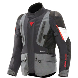 GORE-TEX ePE vízálló membrán: kiváló víz- és szélvédelem, miközben megtartja a légáteresztést – ideális esős, hűvös túranapokra.
Levehető thermo bélés: lehetővé teszi a hőszabályozást hidegebb körülmények között, a bélés külön kabátként is viselhető.
Pro-Armor Level 2 protektorok a könyöknél és vállaknál, erősített válltáblákkal a magasabb biztonságért.
AA minősítésű EN 17092-3 kabát motorosok számára, amely megfelel a Dainese szigorú védelmi előírásainak.
Pockets a gerinc- és mellkasprotektoroknak, valamin