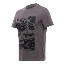 Load image into Gallery viewer, Normál szabású AGV póló&nbsp;
100% pamut
Mellkasán nyomtatott mintával