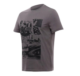 Normál szabású AGV póló&nbsp;
100% pamut
Mellkasán nyomtatott mintával