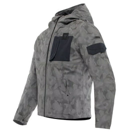 Szövet és Absoluteshell™ Pro laminált vízálló membrán .
A maximális hőkomfort érdekében a leghidegebb hőmérséklet ellen védő vízálló membránt egy levehető vatta hőréteg egészíti ki, amely szükség esetén önálló ruhadarabként is viselhető.
A kabát vízálló kapucnival rendelkezik, belső, összehajtható fémmaggal, amely lehetővé teszi az arc körüli feszesítést, így olyan csúcs jön létre, amely védelmet nyújt a légköri hatásokkal szemben ( Uno Touch™ Hood Peak technológia.
Az alsó zse