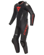 Load image into Gallery viewer, Tutu és Nirak marhabőr magas kopásállóság és tartósság
Perforált panelek hatékony szellőzés meleg időben
Kivehető D-Tec Racing Core bélés&nbsp;komfortos és könnyen tisztítható
Kompozit protektorok vállnál, könyöknél és térdnél
Pro-Shape 2.0 csípővédők
Cserélhető alumínium vállcsúszkák és térdcsúszkák
Rugalmas betétek és bi-axiális stretch panelek a jobb mozgásszabadságért
Aerodinamikus hump&nbsp;stabilitás nagy sebességnél
EN 17092 AA tanúsítás