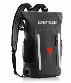 A Dainese Explorer Backpack WP egy 15 literes PVC-ből készült hátizsák. Erős, funkcionális és sokoldalú, ideális hátizsák egy kalandor számára, valamint bármilyen szabadtéri tevékenységhez. 