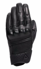 Erős kecskebőrből
Intelligens érintőbetétnek köszönhetően, amely lehetővé teszi a motoros számára a digitális eszközök használatát anélkül, hogy le kellene venniük a kesztyűt
Állítható mandzsetta pánt
Előre ívelt ujjak
Aramidszálas varrás