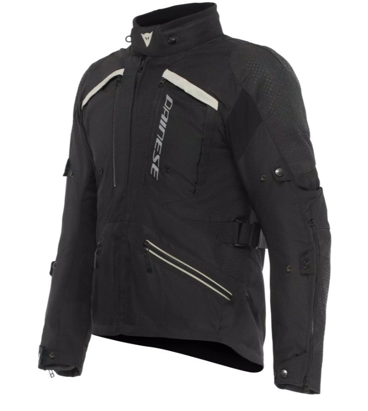 EN 17092 AA tanúsítvánnyal rendelkező motoros ruházat
Ellenálló gumírozott szövetbetétek
Zseb a G1 és G2 hátvédőnek
Zsebek a Pro-Armor mellkasnak 2 db
Kivehető D-DRY membrán, amely a ruhadarab felett vagy belül is használható
Pro-Armor védők, EN 1621.1 2. szintű szabvány szerint tanúsítva a könyökökön
Az EN 1621.1 2. szintű szabványnak megfelelő Pro-Armor protektorok a vállakon