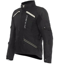 Load image into Gallery viewer, EN 17092 AA tanúsítvánnyal rendelkező motoros ruházat
Ellenálló gumírozott szövetbetétek
Zseb a G1 és G2 hátvédőnek
Zsebek a Pro-Armor mellkasnak 2 db
Kivehető D-DRY membrán, amely a ruhadarab felett vagy belül is használható
Pro-Armor védők, EN 1621.1 2. szintű szabvány szerint tanúsítva a könyökökön
Az EN 1621.1 2. szintű szabványnak megfelelő Pro-Armor protektorok a vállakon