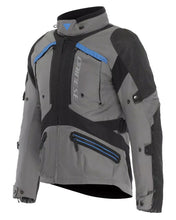 Load image into Gallery viewer, EN 17092 AA tanúsítvánnyal rendelkező motoros ruházat
Ellenálló gumírozott szövetbetétek
Zseb a G1 és G2 hátvédőnek
Zsebek a Pro-Armor mellkasnak 2 db
Kivehető D-DRY membrán, amely a ruhadarab felett vagy belül is használható
Pro-Armor védők, EN 1621.1 2. szintű szabvány szerint tanúsítva a könyökökön
Az EN 1621.1 2. szintű szabványnak megfelelő Pro-Armor protektorok a vállakon