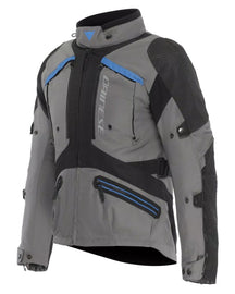 EN 17092 AA tanúsítvánnyal rendelkező motoros ruházat
Ellenálló gumírozott szövetbetétek
Zseb a G1 és G2 hátvédőnek
Zsebek a Pro-Armor mellkasnak 2 db
Kivehető D-DRY membrán, amely a ruhadarab felett vagy belül is használható
Pro-Armor védők, EN 1621.1 2. szintű szabvány szerint tanúsítva a könyökökön
Az EN 1621.1 2. szintű szabványnak megfelelő Pro-Armor protektorok a vállakon