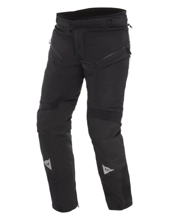 Modularitás minden évszakra – eltávolítható D-Dry® vízálló membrán, amely akár a nadrág külső vagy belső rétegeként is hordható, így esőben és szélben is száraz maradsz.
Hőtartó bélés, amely szintén kivehető – hideg időben extra meleget ad, melegben pedig könnyen eltávolítható.
Légáramlást segítő szellőzők a combokon – a melegebb napokon hatékonyan hűtik a lábakat.
AA-os védelmi tanúsítás a legmagasabb biztonsági szint szerint.
Állítható Pro-Armor Level 2 térdvédők és Pro-Shape 2.0 csípővédők – kiváló ütése