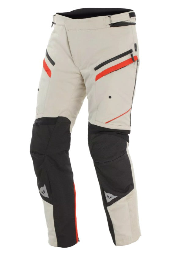 Modularitás minden évszakra – eltávolítható D-Dry® vízálló membrán, amely akár a nadrág külső vagy belső rétegeként is hordható, így esőben és szélben is száraz maradsz.
Hőtartó bélés, amely szintén kivehető – hideg időben extra meleget ad, melegben pedig könnyen eltávolítható.
Légáramlást segítő szellőzők a combokon – a melegebb napokon hatékonyan hűtik a lábakat.
AA-os védelmi tanúsítás a legmagasabb biztonsági szint szerint.
Állítható Pro-Armor Level 2 térdvédők és Pro-Shape 2.0 csípővédők – kiváló ütése