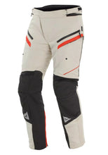 Load image into Gallery viewer, Modularitás minden évszakra – eltávolítható D-Dry® vízálló membrán, amely akár a nadrág külső vagy belső rétegeként is hordható, így esőben és szélben is száraz maradsz.
Hőtartó bélés, amely szintén kivehető – hideg időben extra meleget ad, melegben pedig könnyen eltávolítható.
Légáramlást segítő szellőzők a combokon – a melegebb napokon hatékonyan hűtik a lábakat.
AA-os védelmi tanúsítás a legmagasabb biztonsági szint szerint.
Állítható Pro-Armor Level 2 térdvédők és Pro-Shape 2.0 csípővédők – kiváló ütése