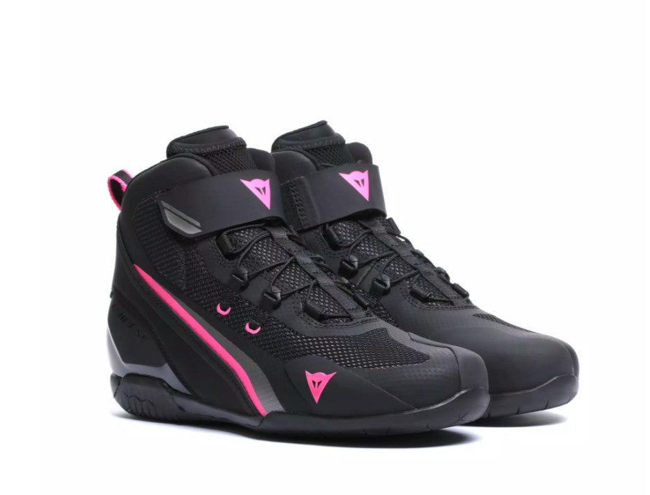 Aszimmetrikus Groundtrax talp, különböző tapadási zónákkal a váltó- és fékrészeknél a jobb stabilitásért és tapadásért motorozás közben.
OrthoLite talpbetét hosszú távú párnázással és magas szintű légáteresztéssel, ami komfortos viseletet biztosít egész nap.
Védőbetétek a lábfej, boka és sarok területén (D-Foam, TPU megerősítések) a biztonságosabb ütközéselnyelésért.&nbsp;
Gyorsfűző rendszer és állítható tépőzáras pánt, amely könnyű fel- és levételt, valamint stabil tartást biztosít.
Légáteresztő textil fel