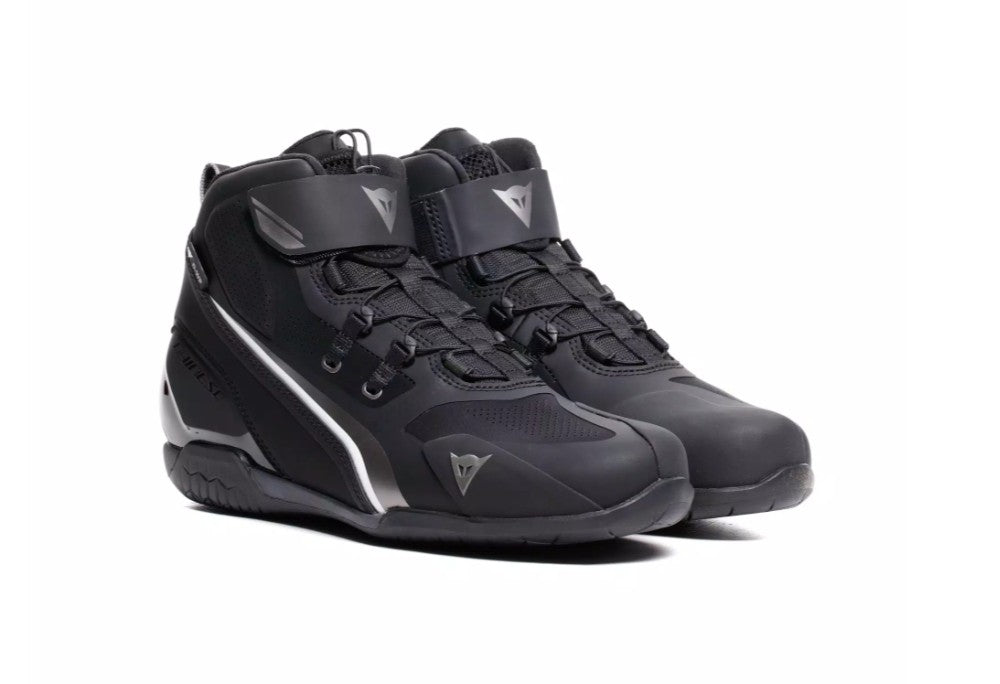 Ortholite talpbetét hosszú távú párnázással és magas szintű légáteresztő képességgel
Megerősített lábujj rész
TPU sebességváltó védő
Állítható pántok

Gyorsfűző rendszer
Mikroszálas felsőrész
Vízálló D-Dry® membrán
Megerősített boka, lábujj és sarokvédő
Megerősített TPU sarokszerkezet
Merev betétek a bokacsont területén, puha D-habbal a belső oldalon
CE - Cat. II - EN 13634 szabvány szerinti tanúsítvánnyal rendelkező cipők