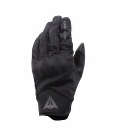 Dainese Smart Touch a mutatóujjon
Állítható mandzsettapánt
Rugalmasabb betét az ujjakon
Szintetikus velúr tenyér
Vízlepergető és puha konstrukció 
Comf-Tek ujjpercek
CE - II. kategória - EN 13594/2015 szabvány II. kategória 1. szint szerinti tanúsítvánnyal rendelkező kesztyűk
Megerősített tenyér