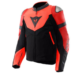 1 belső vízálló zseb
2 külső zseb
EN 17092 AA tanúsítvánnyal rendelkező motoros ruházat
Zseb a dupla mellkasvédőnél
Fényvisszaverő betétek
Kabát-nadrág rögzítő rendszer
Állítható derék
Cordura comfort anyag

S1 kétoldali elasztikus szövet

Tutu marhabőrből
Oldalt szellőzőnyílás
Alumínium betétek a vállakon
Zseb a G1 és G2 hátvédőnek
Hajlamos viselni Smart Air™ légzsákrendszer felett
Pro-Armor védők, EN 1621.1 2. szintű szabvány szerint tanúsítva a könyökökön
Az EN 1621.1 2. szintű szabványnak megfelelő Pro-