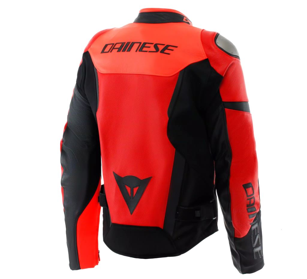 1 belső vízálló zseb
2 külső zseb
EN 17092 AA tanúsítvánnyal rendelkező motoros ruházat
Zseb a dupla mellkasvédőnél
Fényvisszaverő betétek
Kabát-nadrág rögzítő rendszer
Állítható derék
Cordura comfort anyag

S1 kétoldali elasztikus szövet

Tutu marhabőrből
Oldalt szellőzőnyílás
Alumínium betétek a vállakon
Zseb a G1 és G2 hátvédőnek
Hajlamos viselni Smart Air™ légzsákrendszer felett
Pro-Armor védők, EN 1621.1 2. szintű szabvány szerint tanúsítva a könyökökön
Az EN 1621.1 2. szintű szabványnak megfelelő Pro-