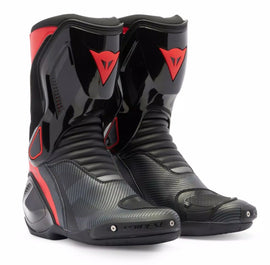 Mikroszálas anyagból és D-Stone-ból készült
Cserélhető hőre lágyuló csúszkákkal, az exkluzív Dainese Axial Distortion Control System rendszerrel és a sarokban lévő nylon betétekkel vannak felszerelve.