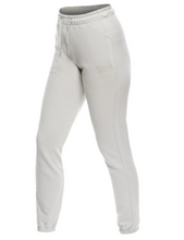 Load image into Gallery viewer, 100% pamut anyag, puha és kellemes tapintással.
Kényelmes szabás, amely szabad mozgást biztosít a mindennapokban.
Sportos, lezser kialakítás, a Dainese jellegzetes stílusával.
Szabadidős viselethez ideális, otthoni pihenéshez és hétköznapi programokhoz.
Világosszürke szín, letisztult, könnyen kombinálható megjelenéssel.
Praktikus és kényelmes választás a mindennapi ruhatárba.