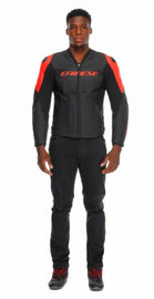 Bőr motoros dzseki sportos és kényelmes szabással, alumínium betétekkel a vállakon, sztreccs bőrbetétekkel és szellőzőnyílásokkal a maximális hőkomfortért. 