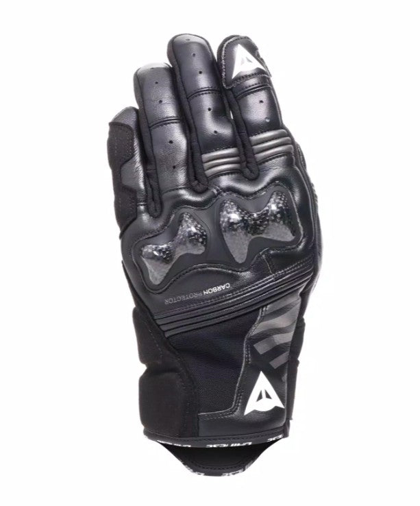 Karbonszálas csuklóvédelem a kiemelkedő biztonság érdekében.
Puha kecskebőr a&nbsp;kiváló tartósság és kényelem érdekében.
Előre ívelt ujjak a jobb illeszkedés és kontroll érdekében.
Érintőképernyővel kompatibilis ujjbegyek a készülék egyszerű használatához.
Szellőzőnyílások a légáteresztésért&nbsp;motorozás&nbsp;közben.
Állítható csuklópánt a biztonságos illeszkedésért.