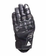 Load image into Gallery viewer, Karbonszálas csuklóvédelem a kiemelkedő biztonság érdekében.
Puha kecskebőr a&nbsp;kiváló tartósság és kényelem érdekében.
Előre ívelt ujjak a jobb illeszkedés és kontroll érdekében.
Érintőképernyővel kompatibilis ujjbegyek a készülék egyszerű használatához.
Szellőzőnyílások a légáteresztésért&nbsp;motorozás&nbsp;közben.
Állítható csuklópánt a biztonságos illeszkedésért.