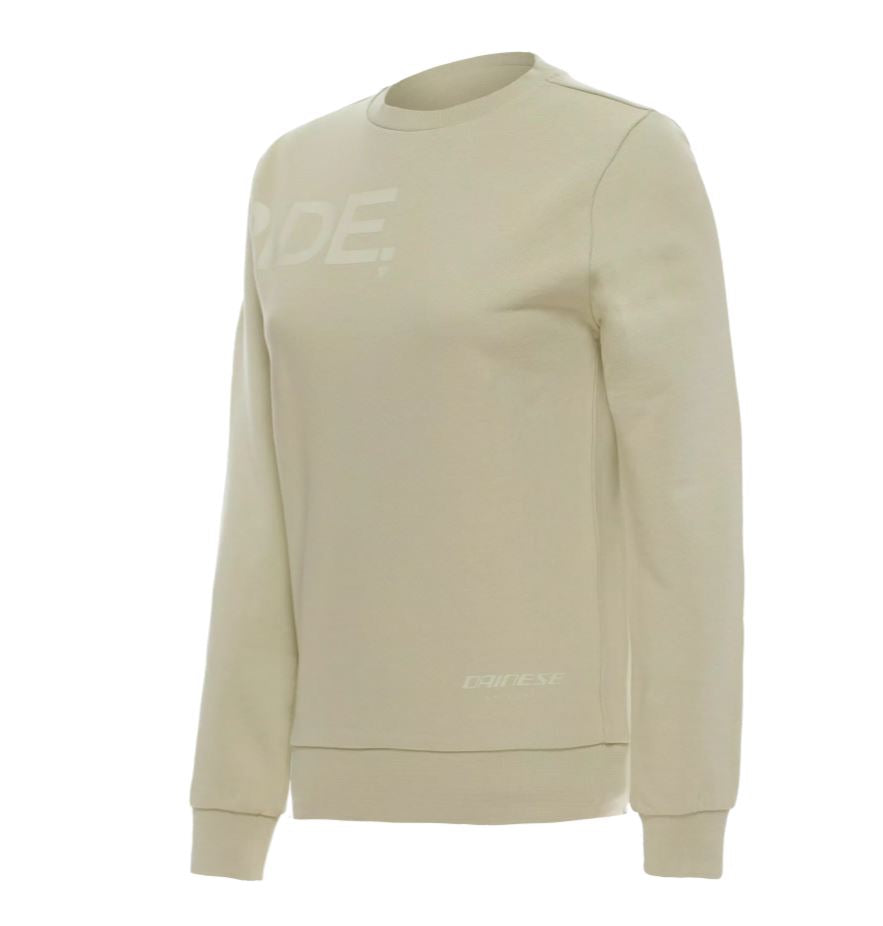 100% tiszta pamutból&nbsp;készült&nbsp;, ez a puha&nbsp;női pulóver kereknyakú&nbsp;, ideális ruhadarab a hétköznapokra, laza stílushoz. Ezt a Dainese pulóvert az&nbsp;elülső grafika különbözteti meg, amely különböző színváltozatokban kapható.