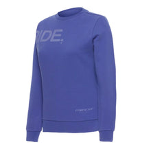 Load image into Gallery viewer, 100% tiszta pamutból&nbsp;készült&nbsp;, ez a puha&nbsp;női pulóver kereknyakú&nbsp;, ideális ruhadarab a hétköznapokra, laza stílushoz. Ezt a Dainese pulóvert az&nbsp;elülső grafika különbözteti meg, amely különböző színváltozatokban kapható.