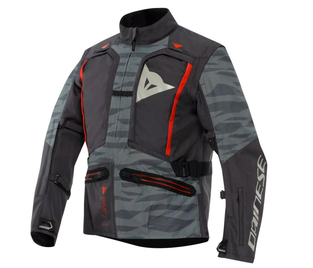 Széles szellőzőnyílások elöl és hátul a hatékony levegőáramlásért.
Levehető ujjakkal (removable sleeves), amelyekkel könnyen alakítható dzseki-vagy mellény stílusra.
CE tanúsítványú védelem: beépített EN 1621.1 Level 2 váll- és könyökvédők, valamint hely a háti és mellkasi kiegészítő protektoroknak (külön vásárolható).
Praktikus tárolóhelyek: elülső, hátsó és belső vízálló zsebek; hátsó tároló az ujjrészek számára; víz-tasak hely.
Állítható illeszkedés derékban, csuklón és csípőn, valamint nadrághoz rögzíth